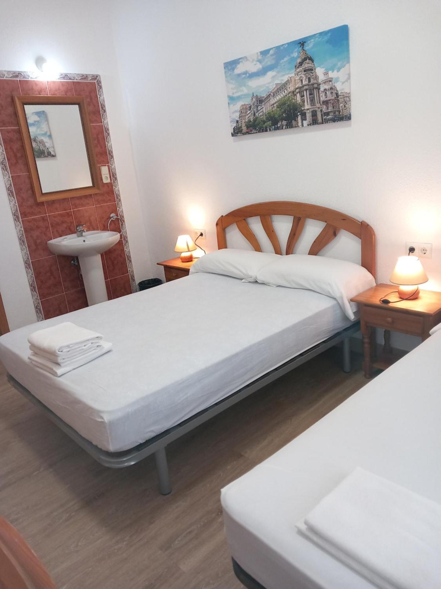 Hostal Miralva Madrid Bagian luar foto