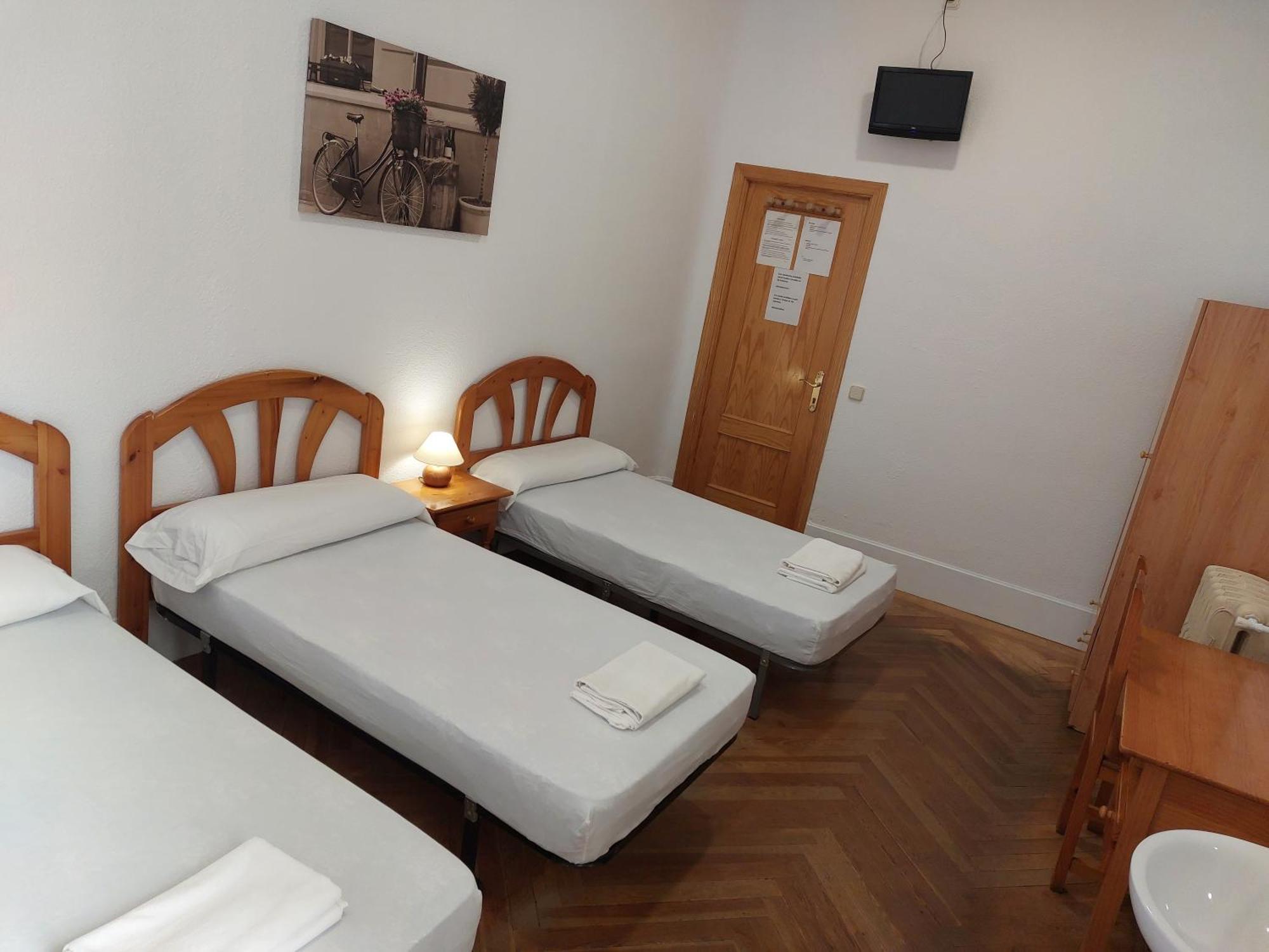 Hostal Miralva Madrid Bagian luar foto