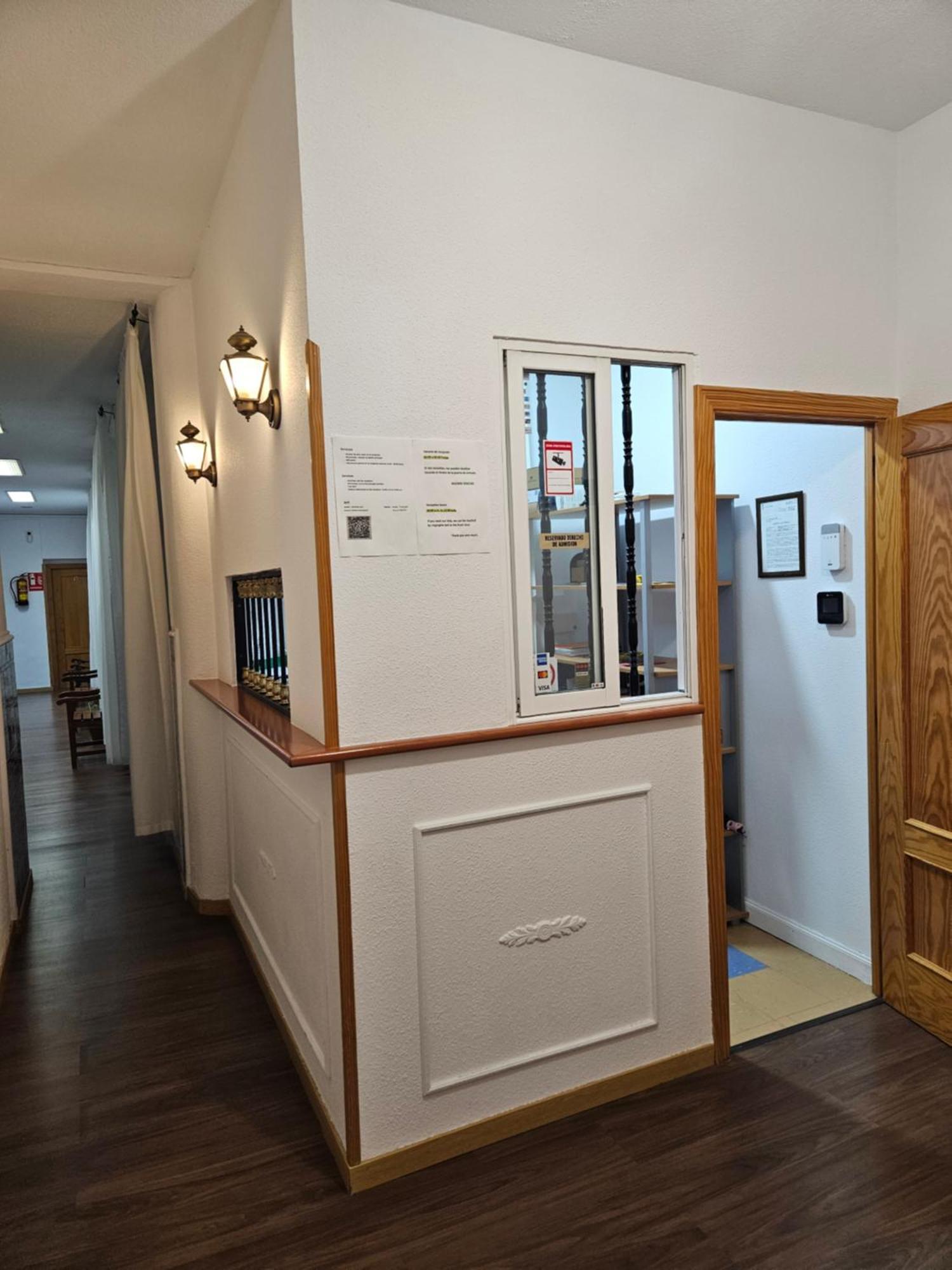 Hostal Miralva Madrid Bagian luar foto