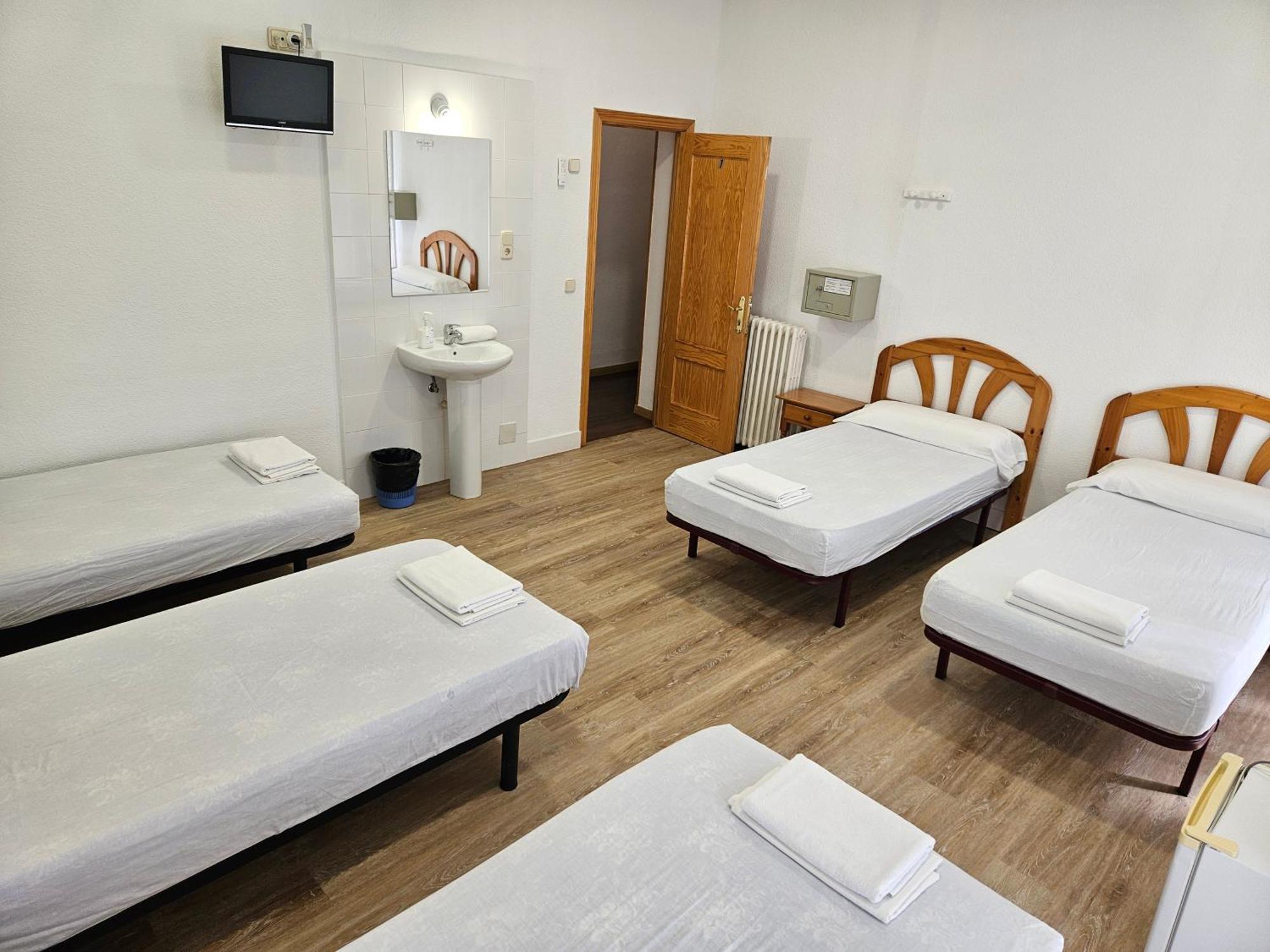 Hostal Miralva Madrid Bagian luar foto
